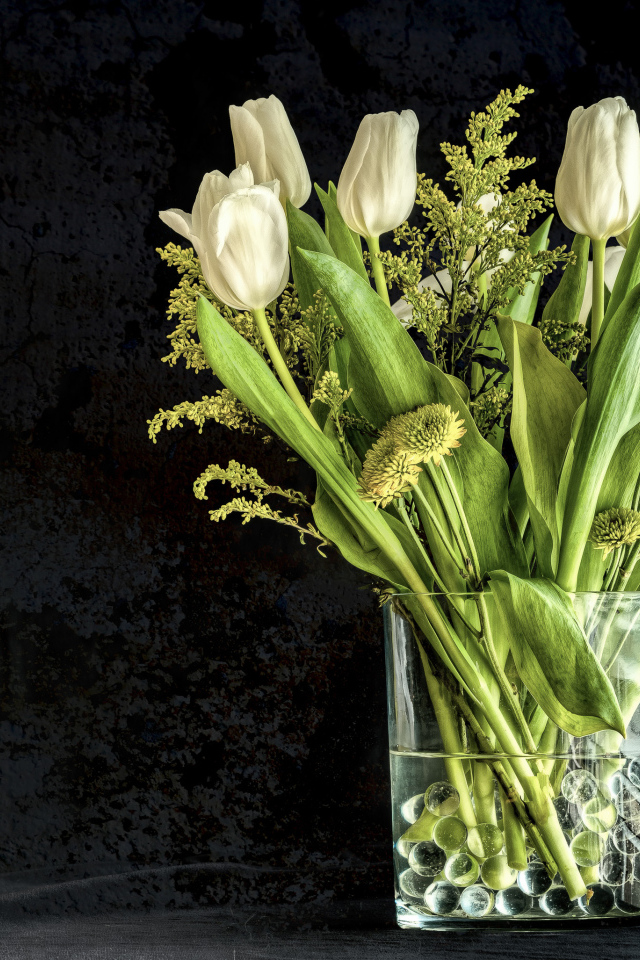Букет белых тюльпанов с зелеными хризантемами в вазе на черном фоне 