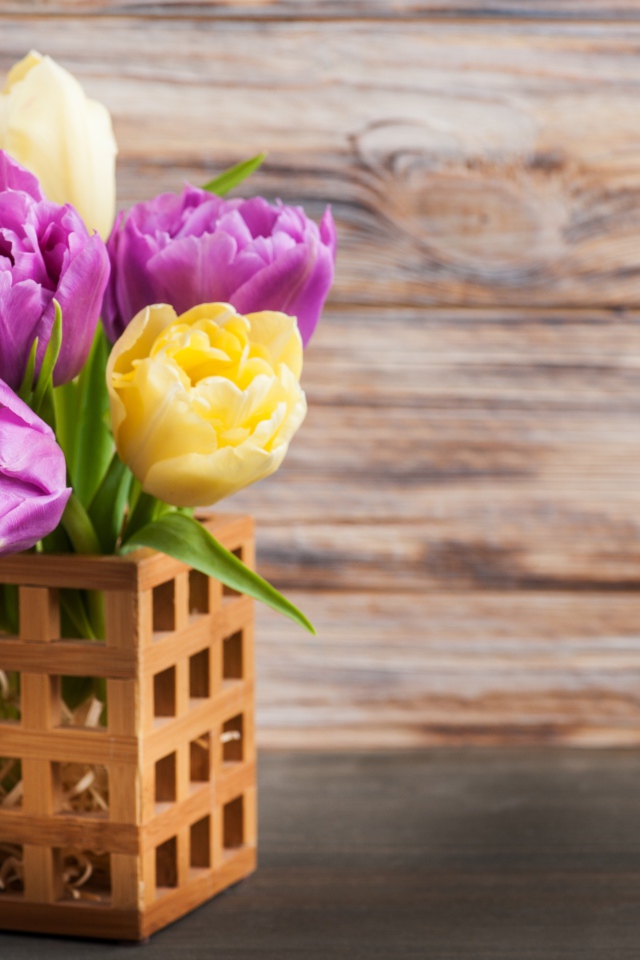 Букет желтых и сиреневых тюльпанов в вазе 