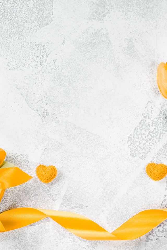 Букет желтых тюльпанов с лентой и подарком на сером фоне