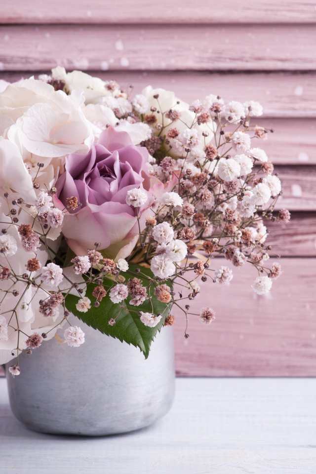 Букет с цветами флоксы и розы в вазе на столе 