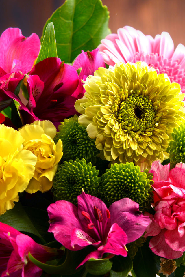 Букет с различными цветами крупным планом