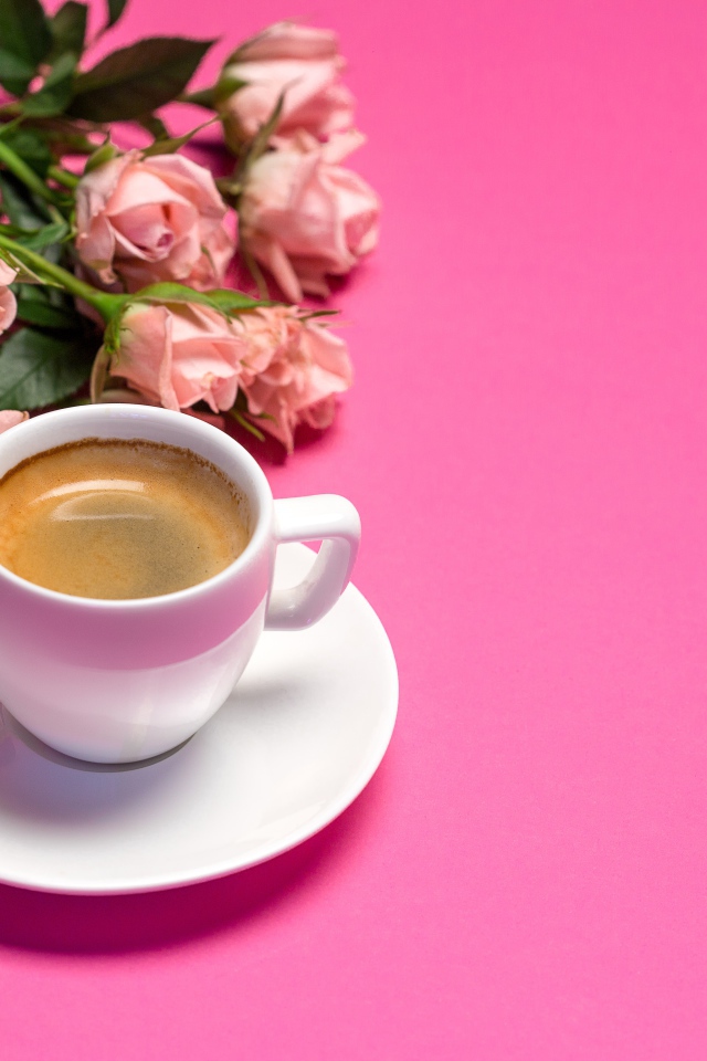 Чашка кофе и букет красивых роз на розовом фоне