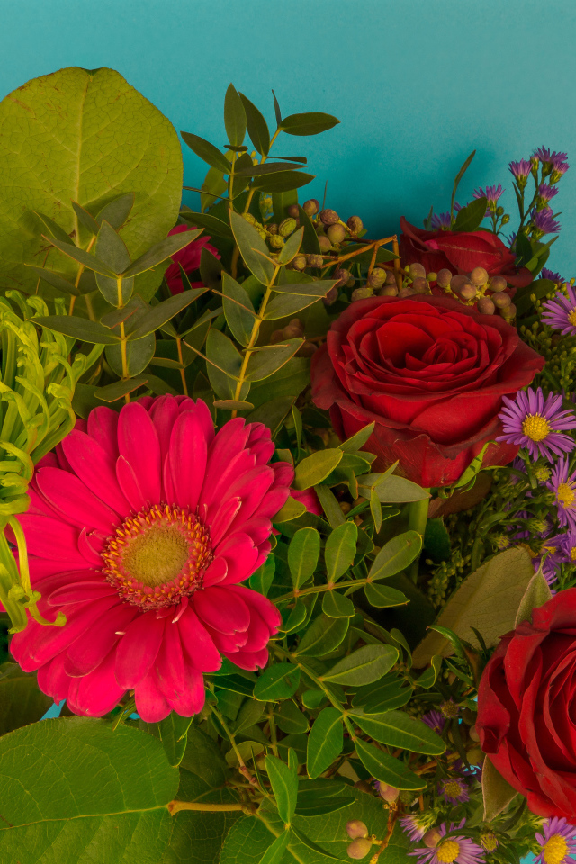 Праздничный букет на голубом фоне