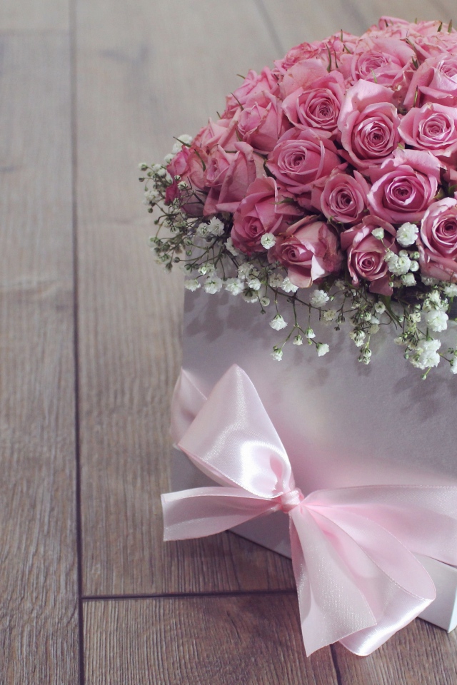 Подарочная коробка с букетом розовых роз и бантом