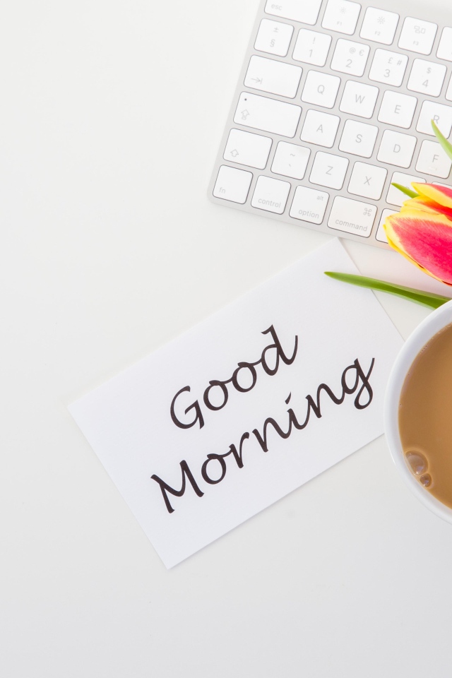 Ноутбук с букетом тюльпанов и какая и надписью с Добрым утром