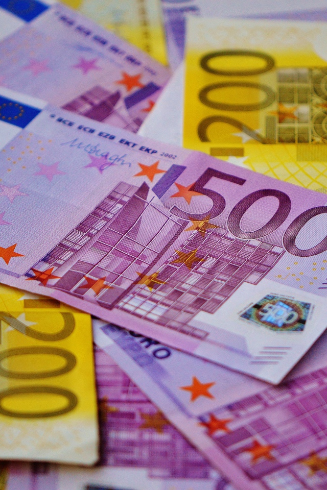 Розовые и желтые купюры евро крупным планом