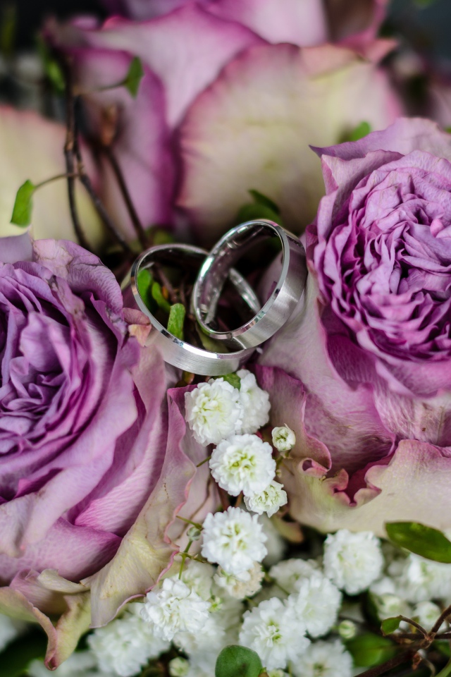 Два серебряных кольца с букетом