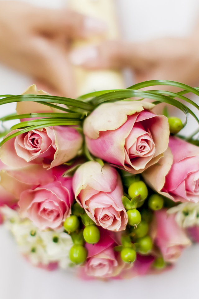 Свадебный букет из розовых роз в руках у невесты 