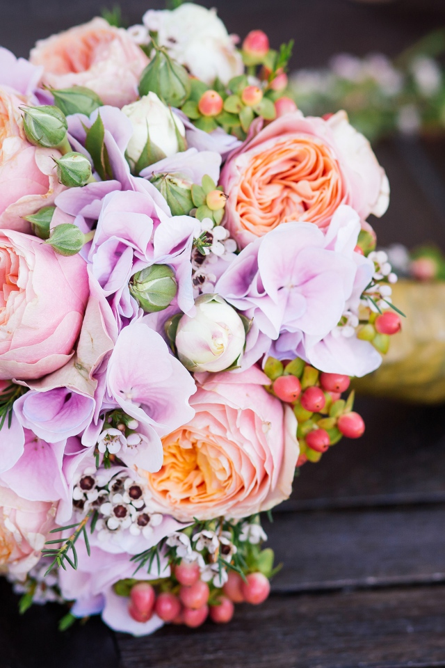 Свадебный букет невесты лежит на лавке 