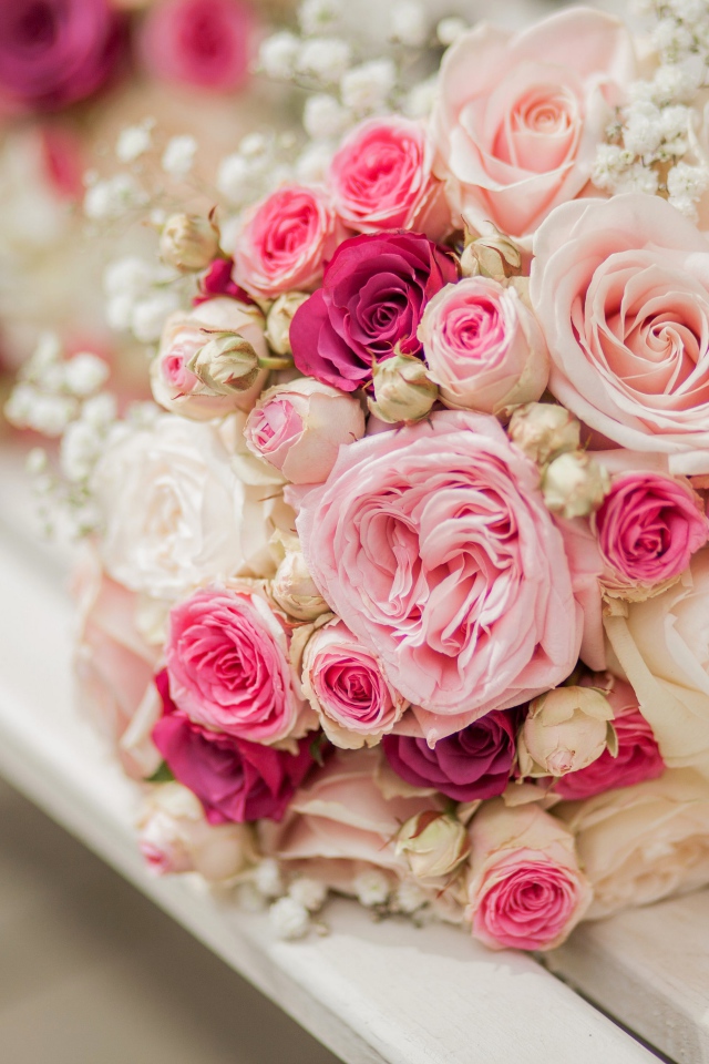 Свадебный букет с розовыми розами на лавке 