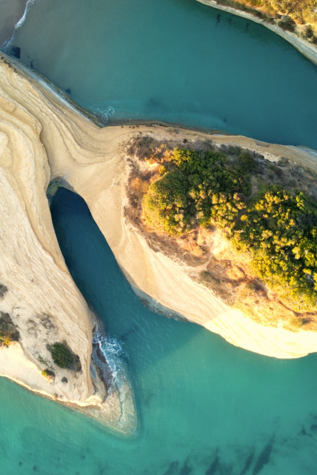 Вид сверху на острова в голубом океане 