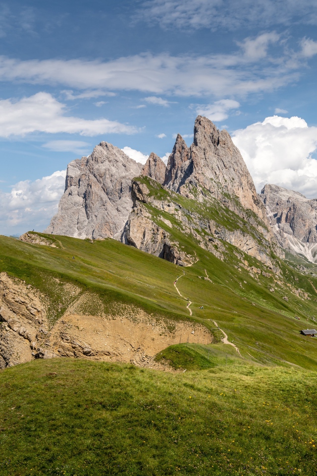 Красивые острые вершины горы под голубым небом