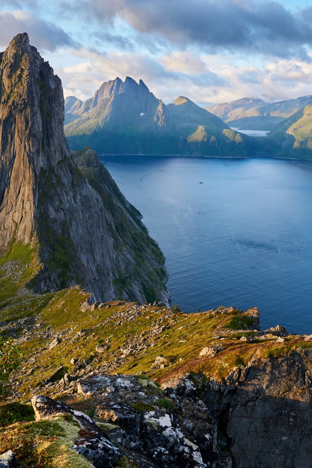 Красивый вид со скалы на фьорд, Норвегия 
