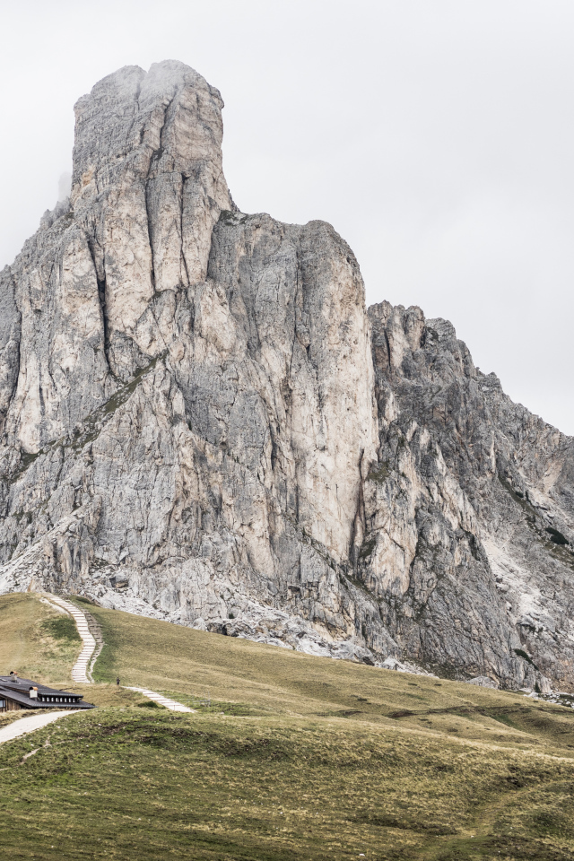 Большая гора на фоне пасмурного неба