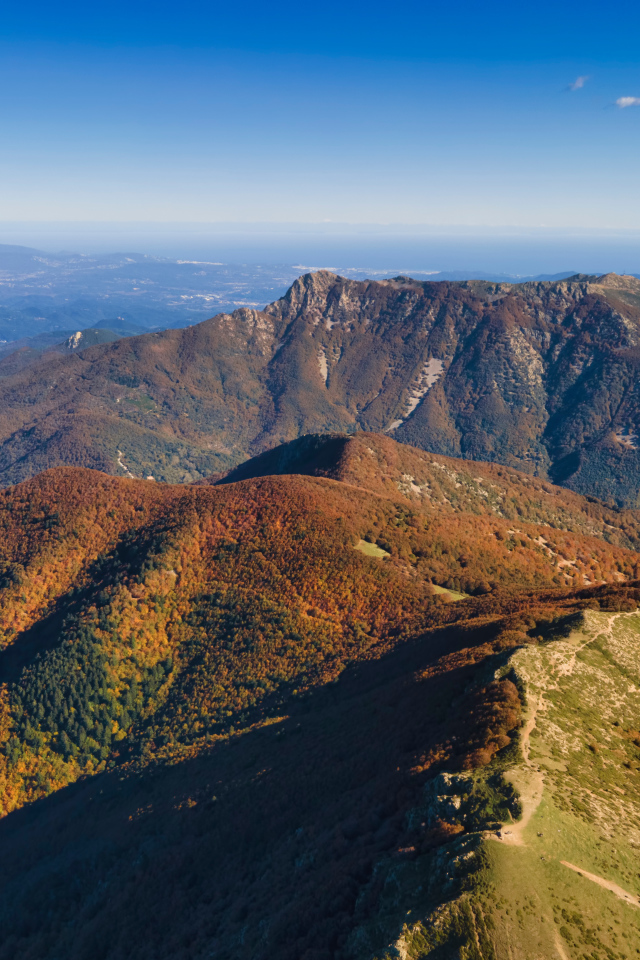 Вид на вершины гор с высоты птичьего полета 
