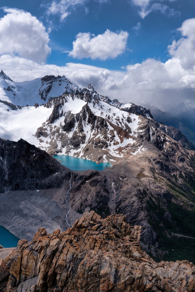 Голубые озера в заснеженных горах 