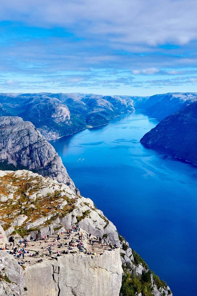 Чистая река между скалистых гор  