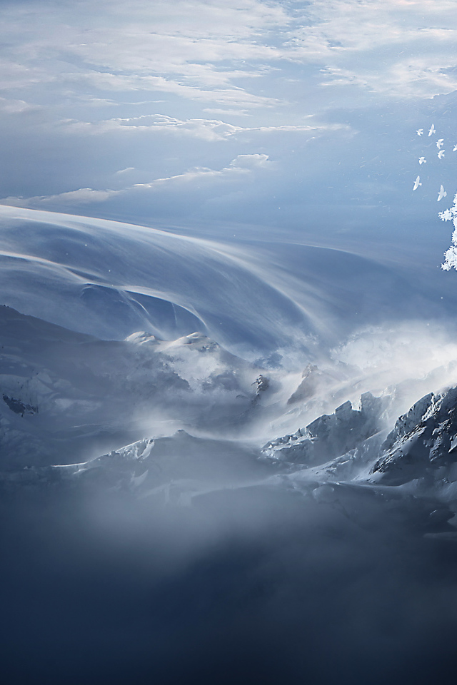 Фантастический горный пейзаж под голубым небом