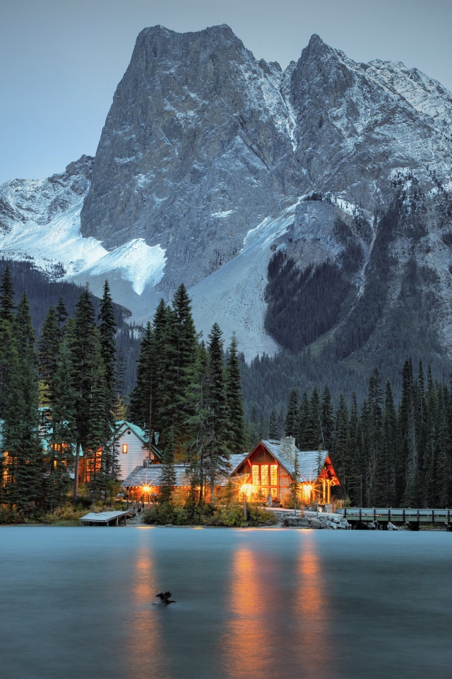 Высокая гора у озера с хвойным лесом