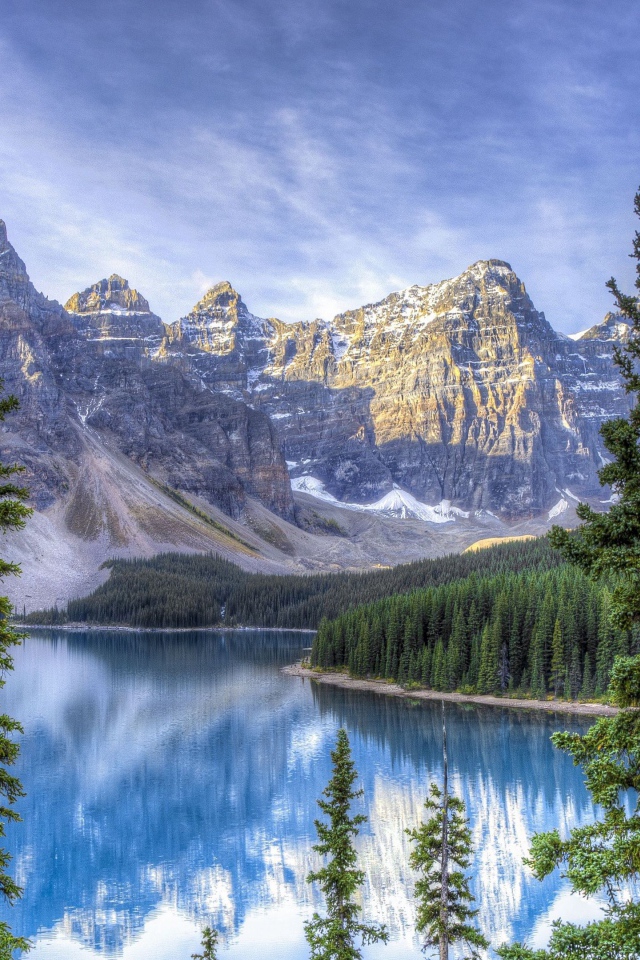 Высокие горы под голубым небом у озера, Канада 