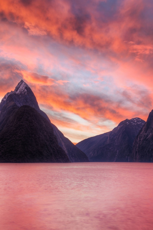 Высокие горы под розовым небом не закате