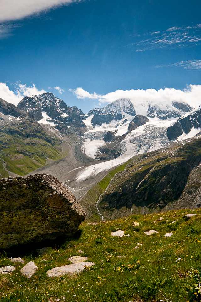 Высокие заснеженные швейцарские горы под голубым небом 