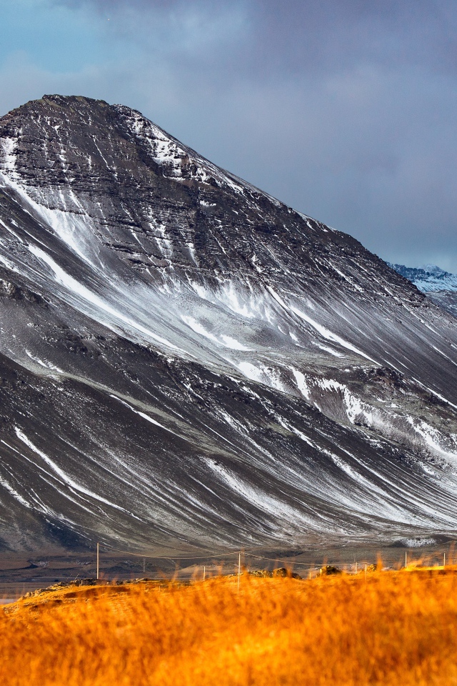 Большие горы с белым снегом под грозовым небом