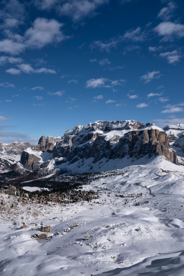 Большие каменные горы покрыты снегом