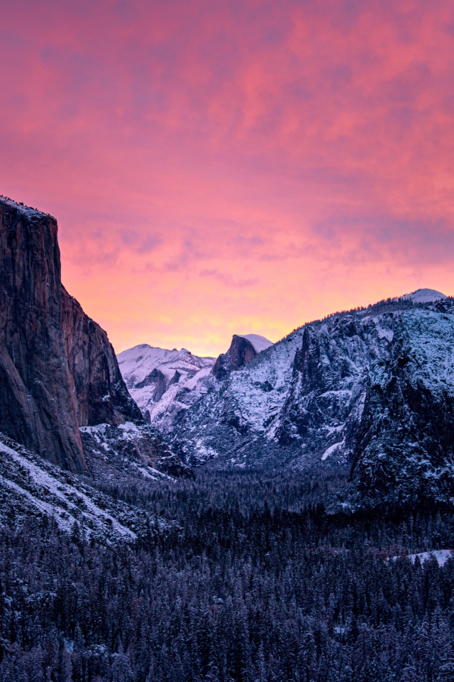 Сиреневый закат над заснеженными скалами 