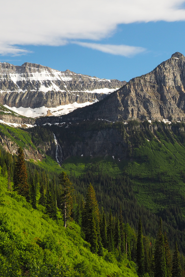 Величественные покрытые снегом вершины каменных гор