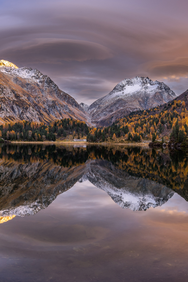 Горы отражаются в озере осенним днем