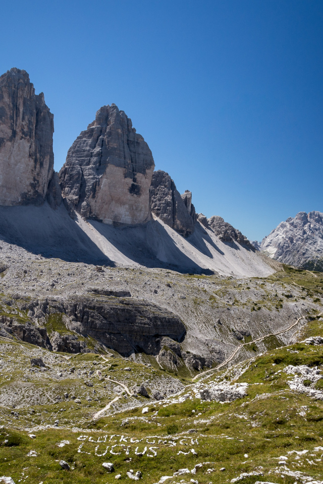 Горы под голубым небом летом, Италия 