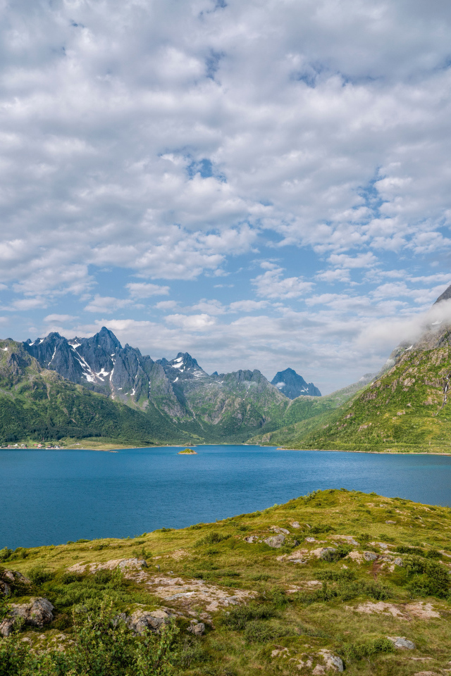 Горы под белыми облаками, Лофотенские острова