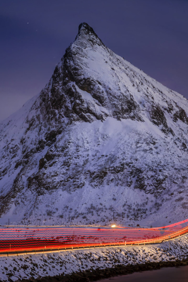 Ночная дорога у заснеженных гор 