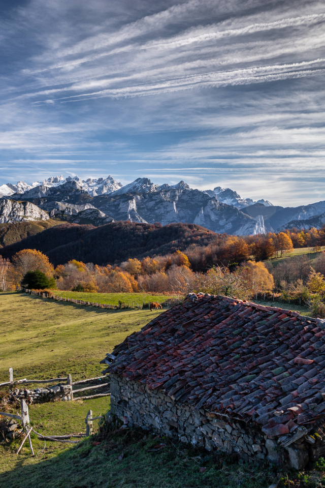 Старый дом в горах под красивым небом 