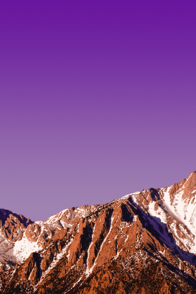 Вершины заснеженных гор на фоне сиреневого заката