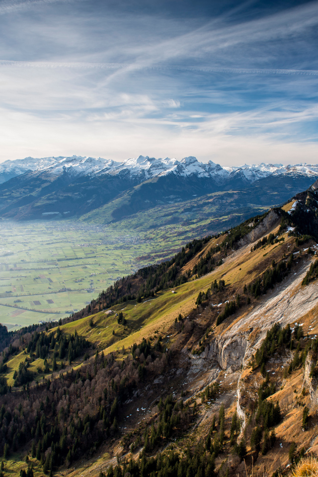 Живописные заснеженные горы год голубым небом, Швейцария