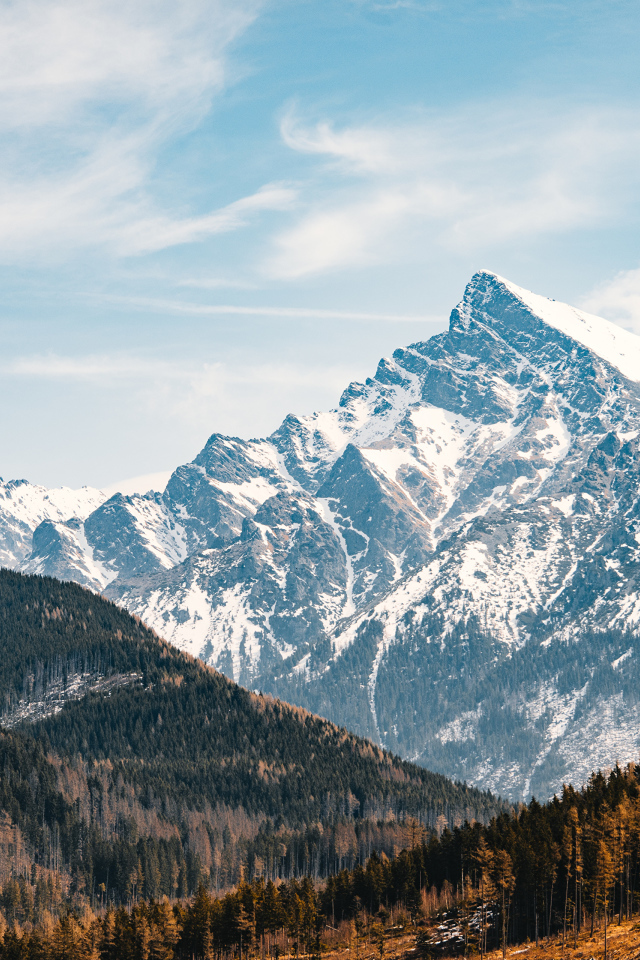 Заснеженная гора под голубым небом, Словакия 