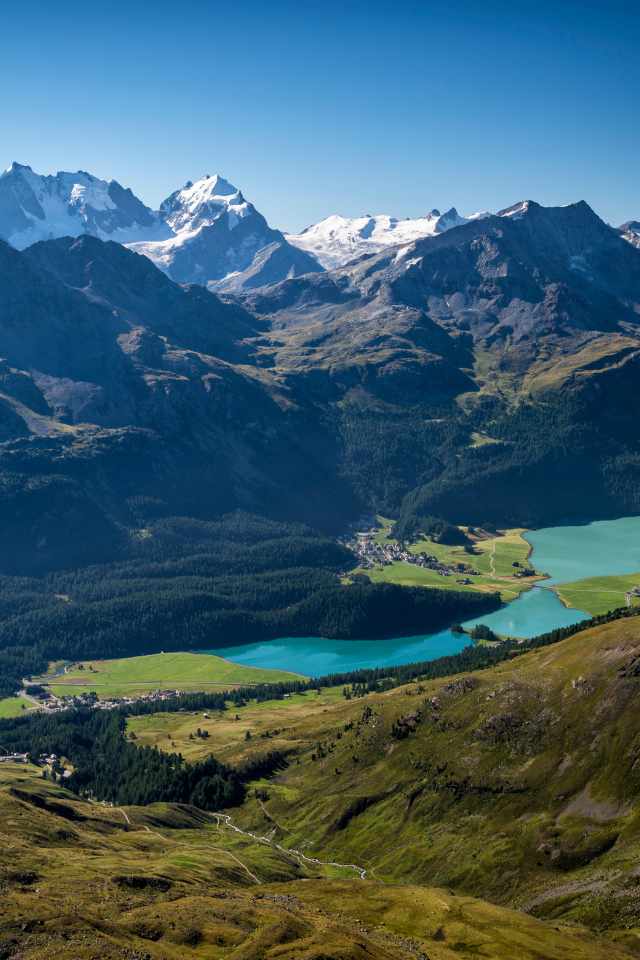 Заснеженные Швейцарские Альпы под голубым небом
