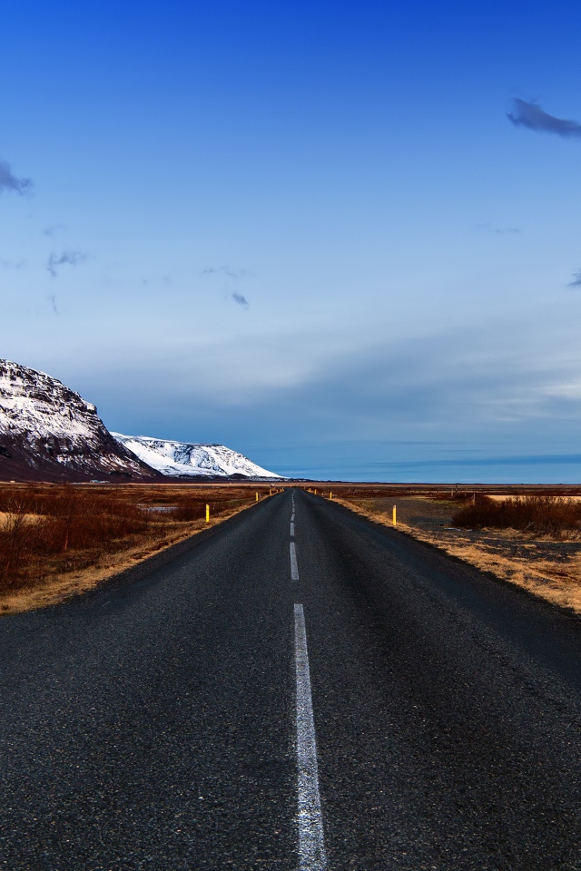 Заснеженные горы у дороги 