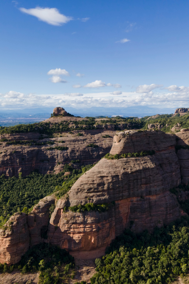 Каменные горы под голубым небом, Каталония. Италия