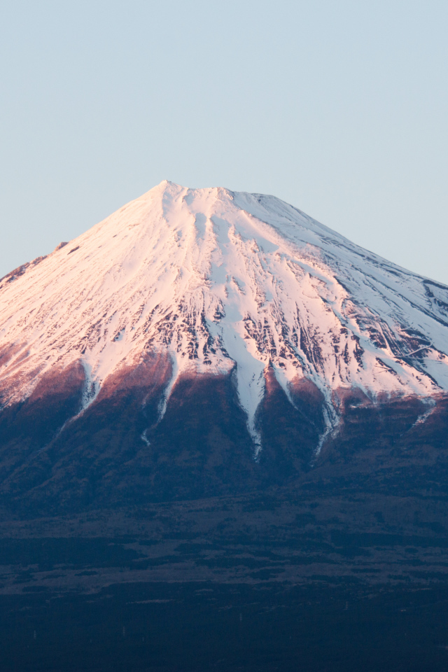 Заснеженная вершина горы Фуджи в лучах солнца