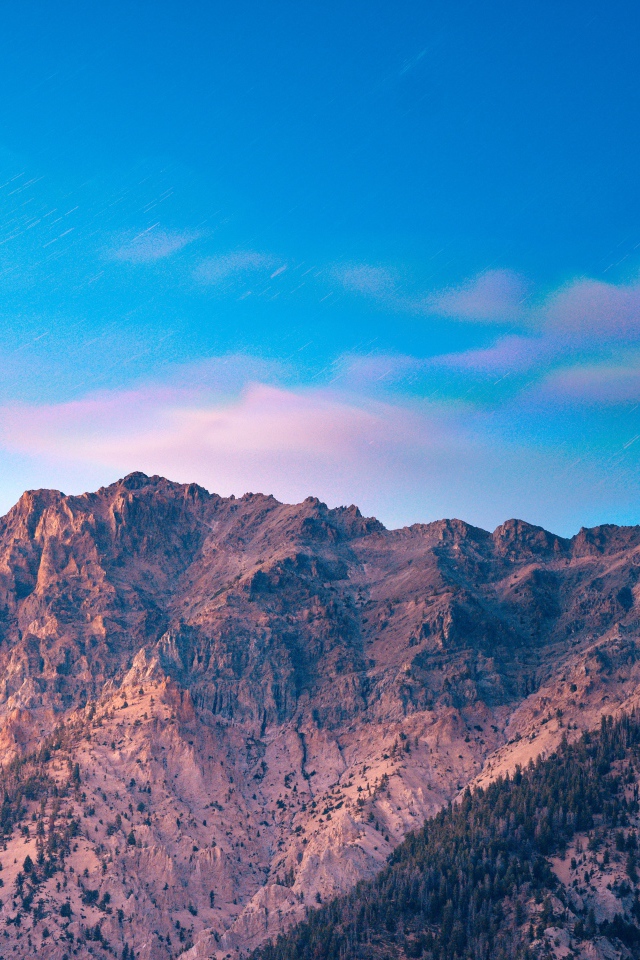 Вершины гор на фоне голубого неба 