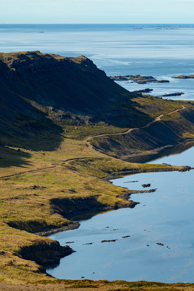 Вид на покрытые солнцем утесы у океана 