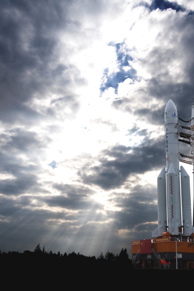 Ракета готовится к запуску на фоне грозового неба