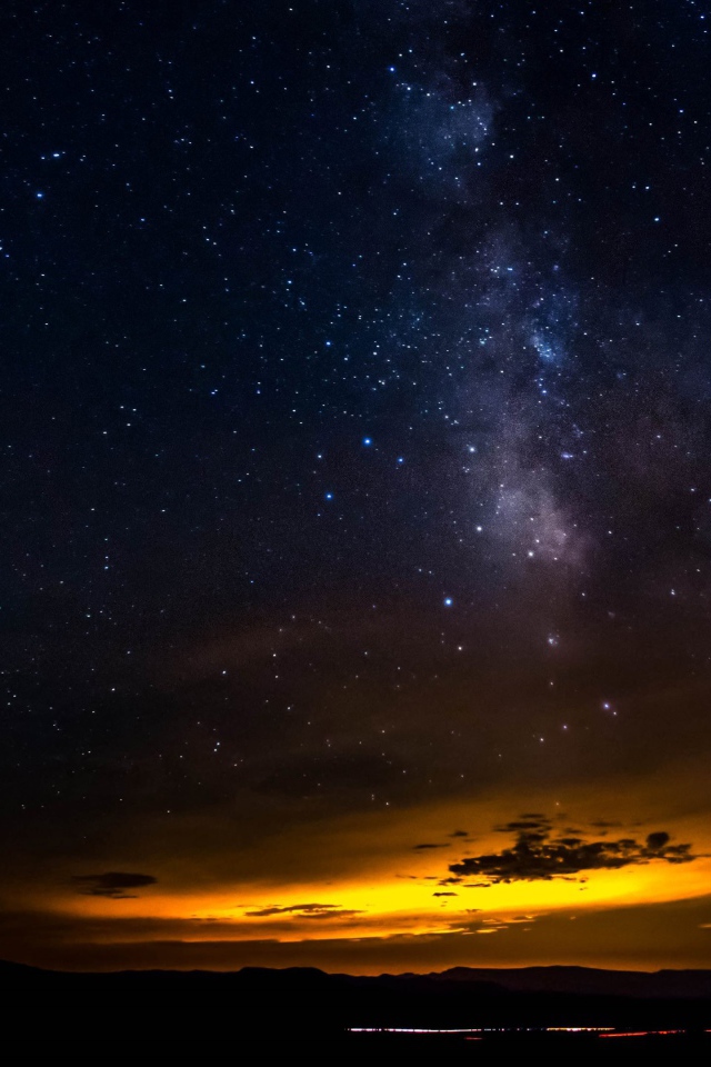 Красивый желтый свет в ночном небе 