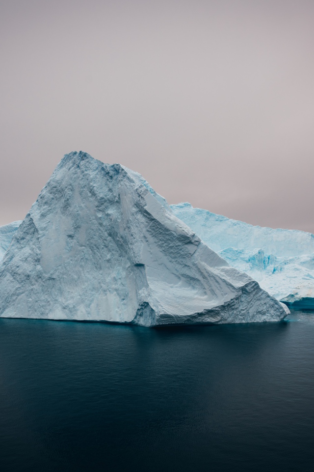 Большой голубой айсберг в океане