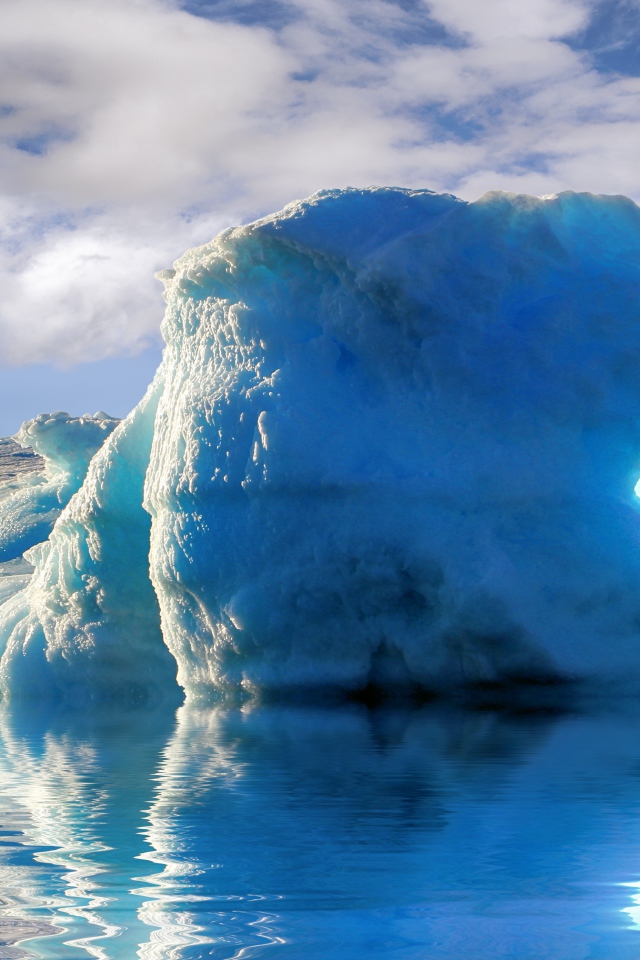 Большой голубой айсберг в воде 