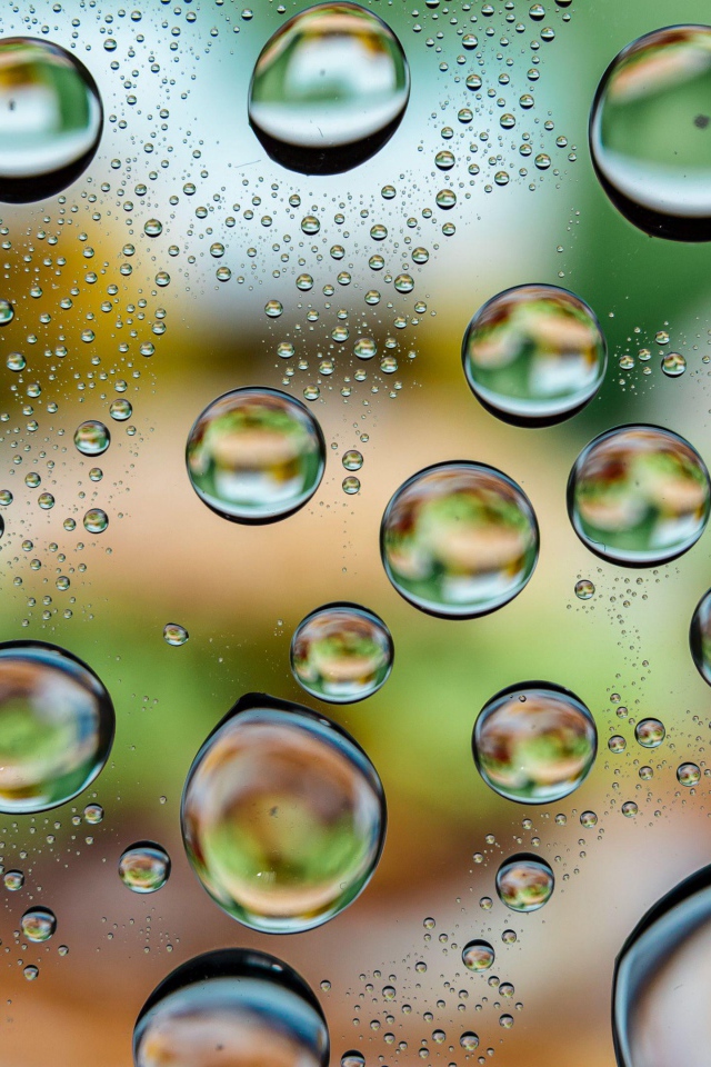 Большие пузыри воды на стекле 