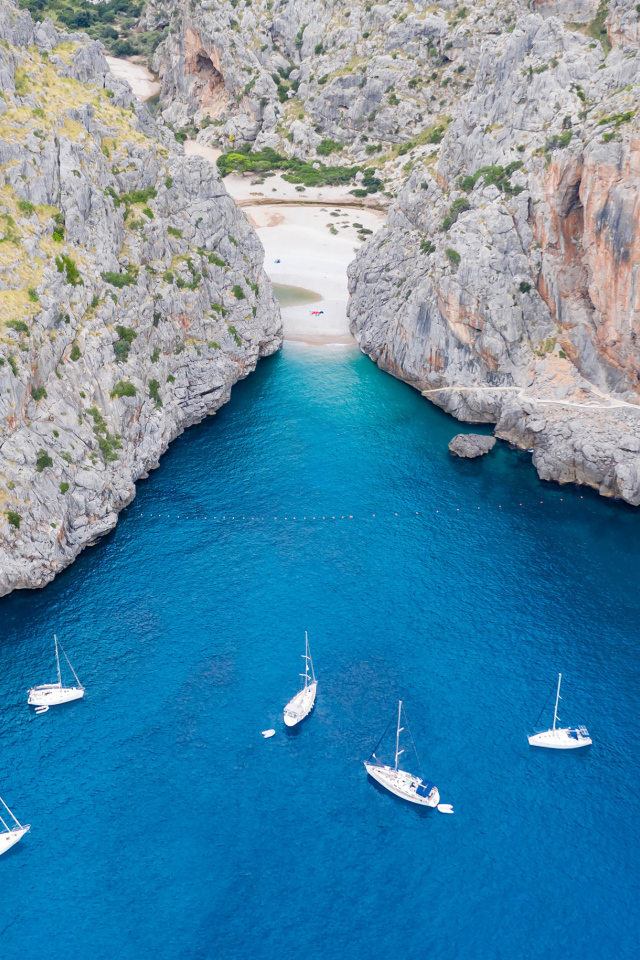 Лодки в бухте между скалами